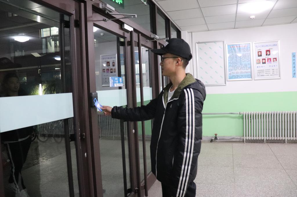 我校校内本科学生公寓全面启用门禁系统