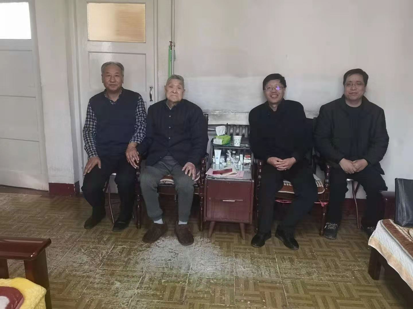 杨子江书记看望慰问离休老教师冯万呈先生