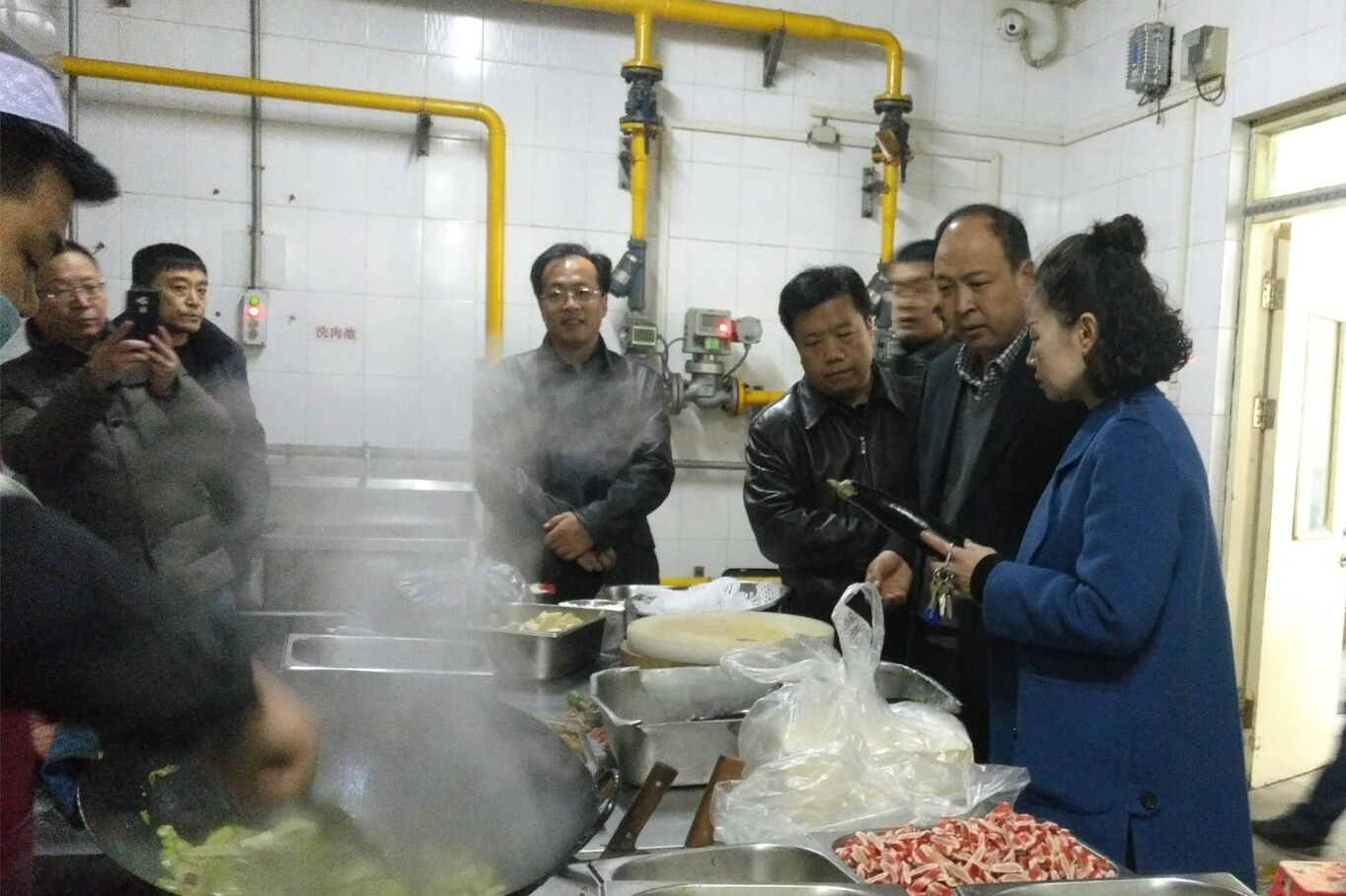 学校领导检查指导新学期后勤保障工作