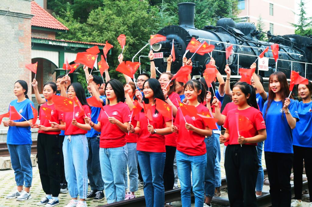 我校开展“我与祖国共奋进——国旗下的演讲”特别主题团日活动