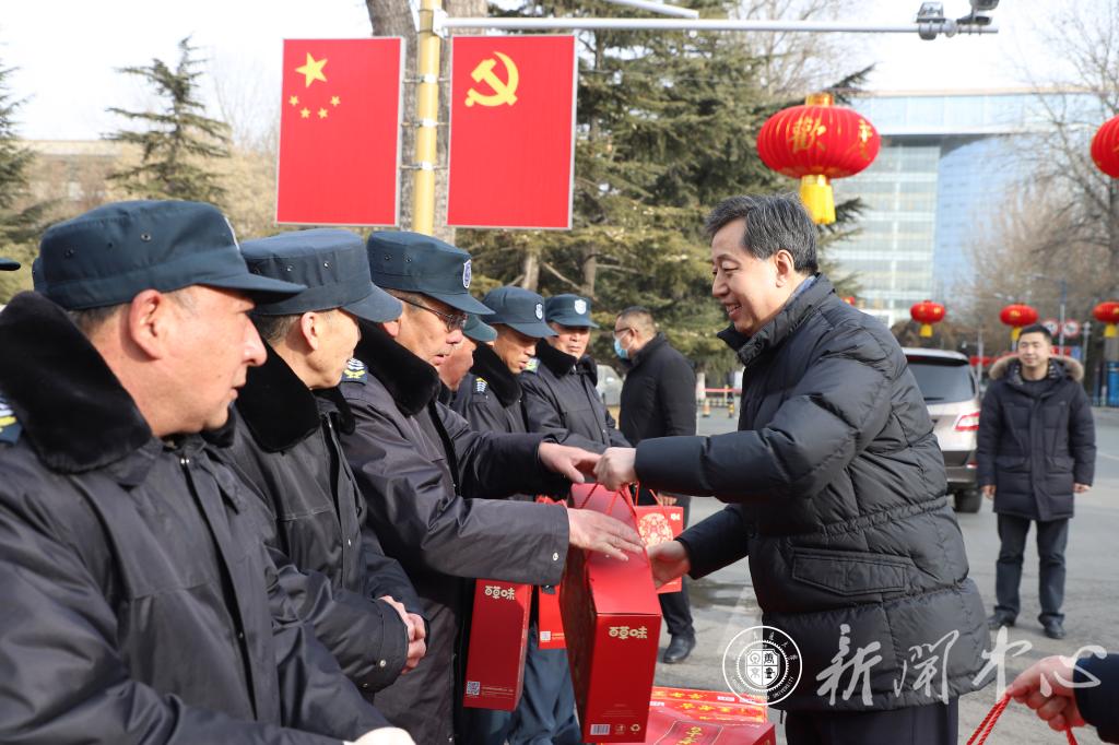 学校领导慰问春节期间坚守一线的工作人员及留校学生