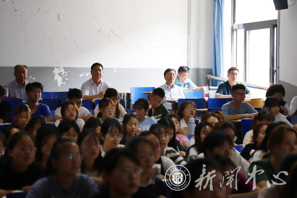 校领导深入思政课堂听课