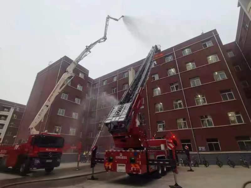 学校联合安宁消防救援大队在南区1-4号学生公寓外围开展消防救援应急演练