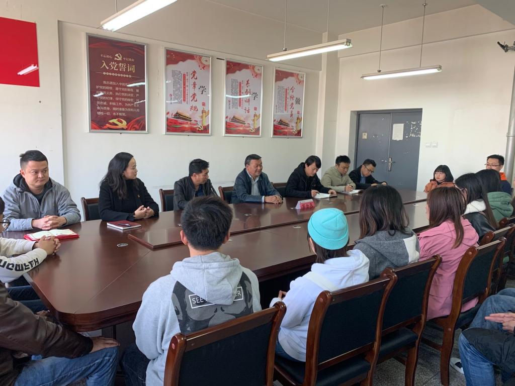 【主题教育】高云庆副校长参加艺术设计学院学生第一党支部主题党日活动