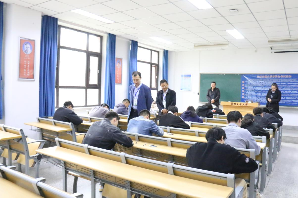 校领导巡视期中结课考试考场