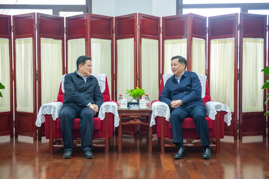 座谈会上,狄生奎介绍了学校历史沿革与发展现状.