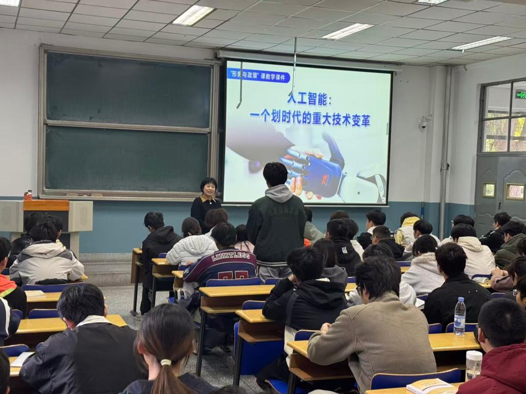 校领导为本科生讲授思政课