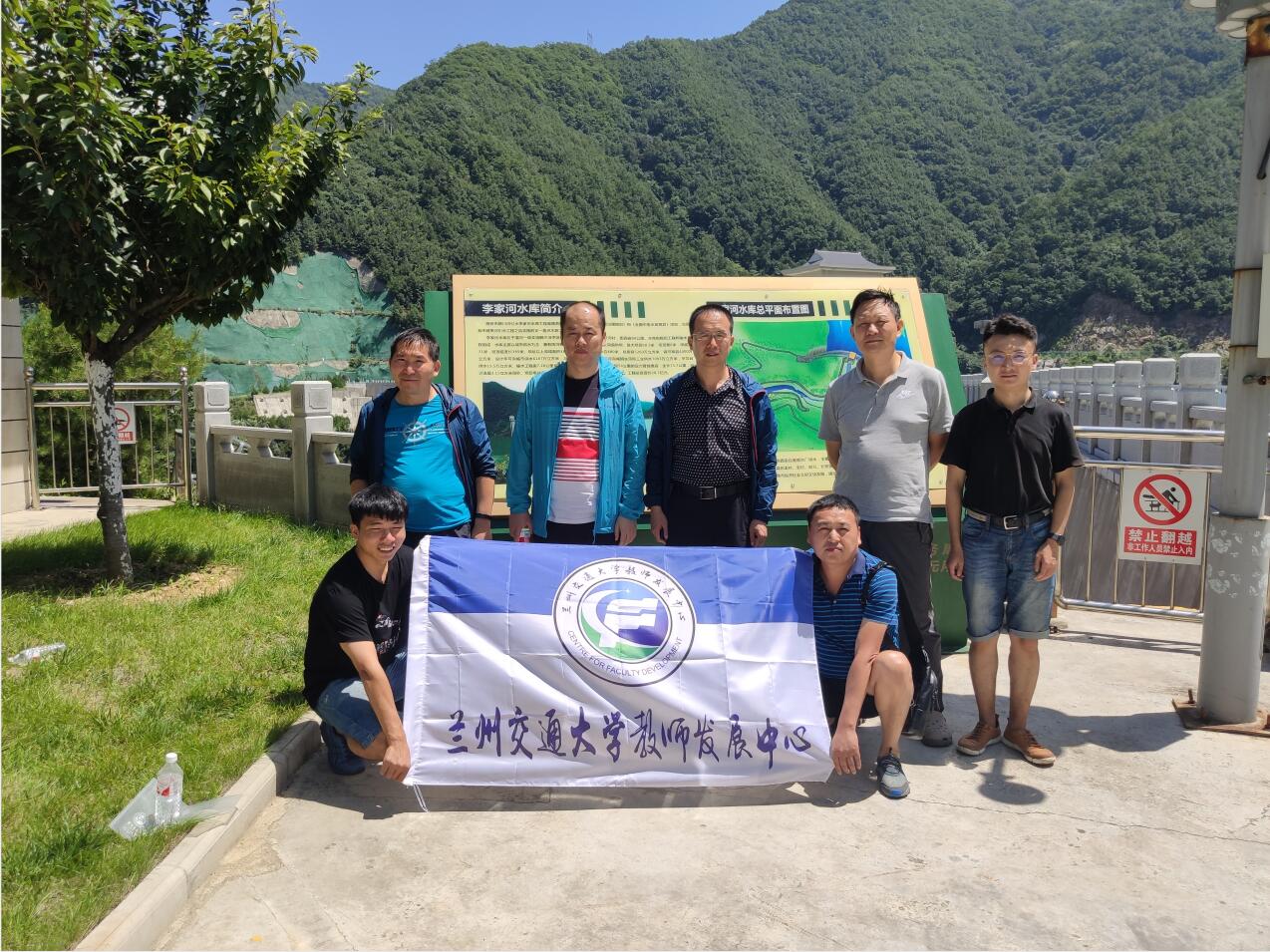 学校组织教师开展优势学科和特色学科短期进修