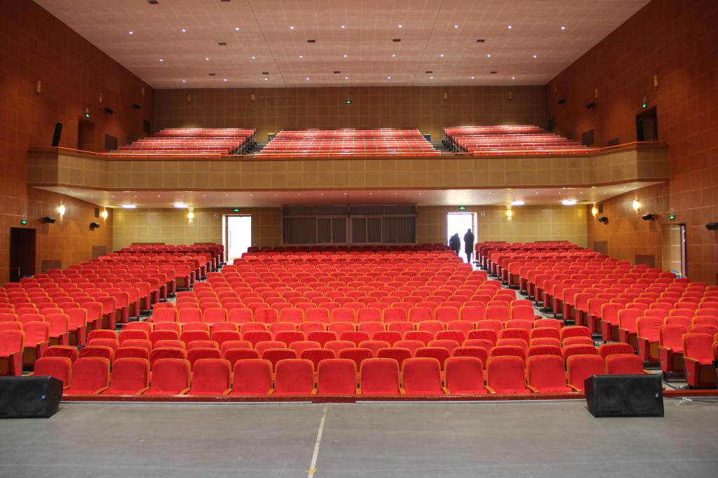 学校领导视察大礼堂维修工作