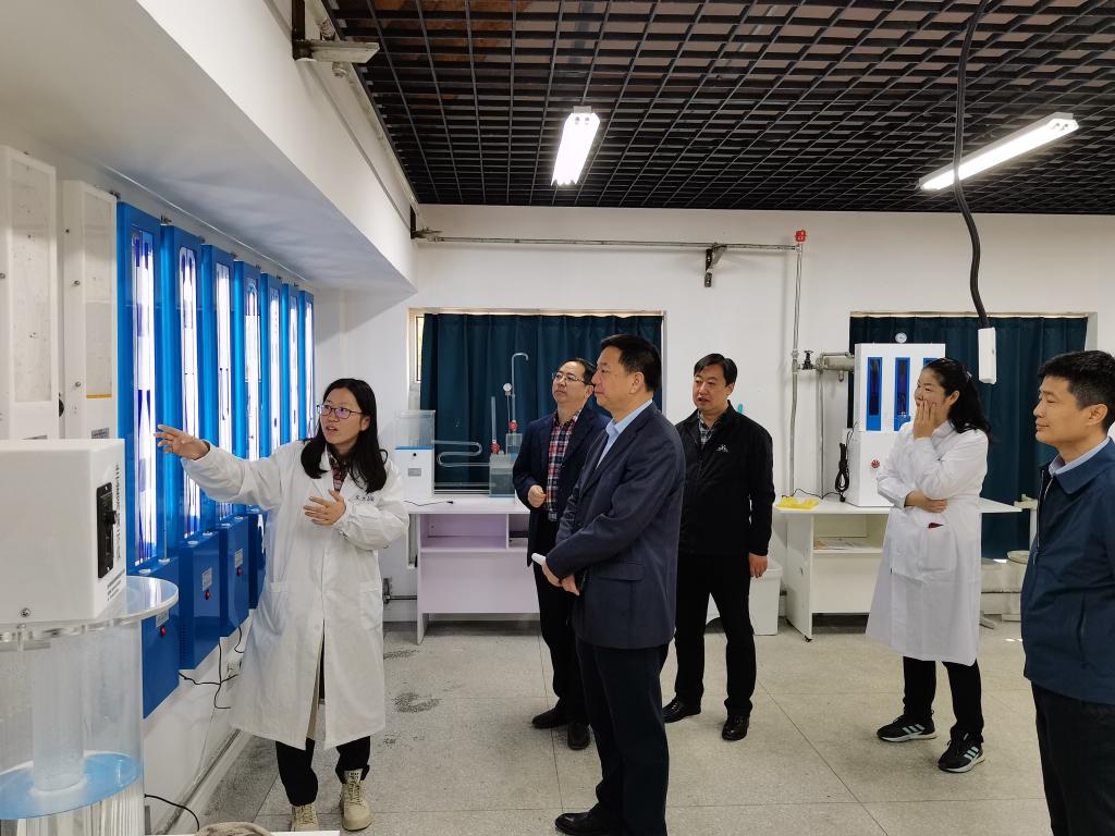 校领导检查我校实验室安全工作