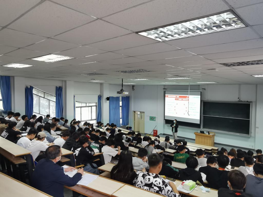 副校长刘振奎深入思政课堂听课