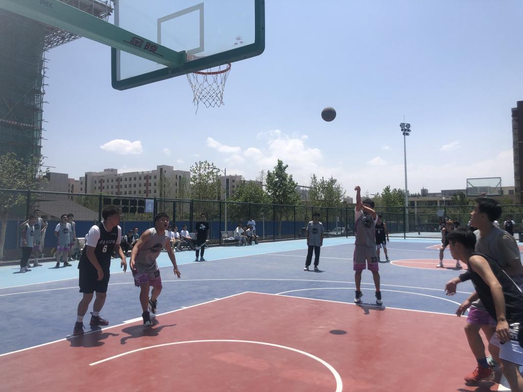 我校“天际杯”第五届班级篮球联赛再续开赛   