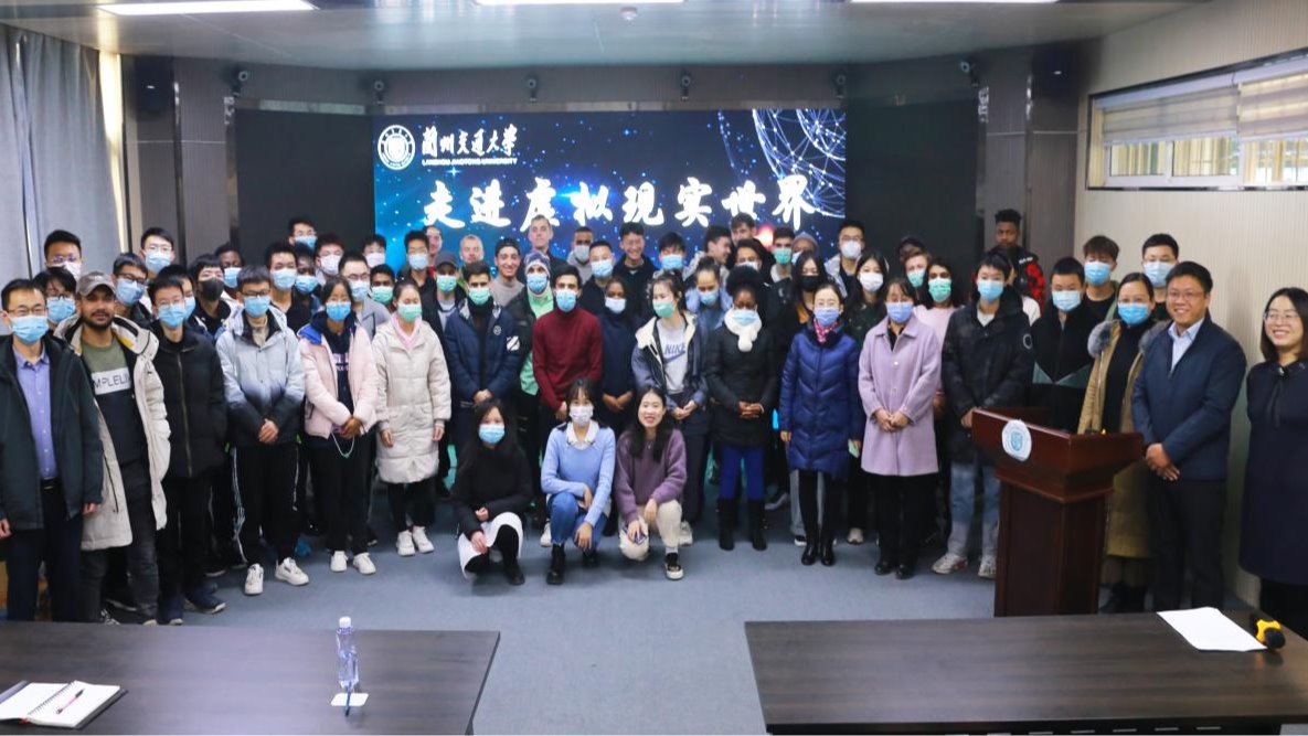 学校举办“走进虚拟现实世界”专题科普活动