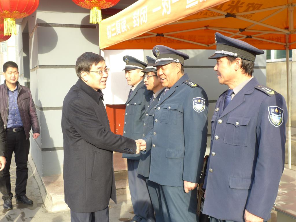 学校领导慰问春节期间一线工作人员