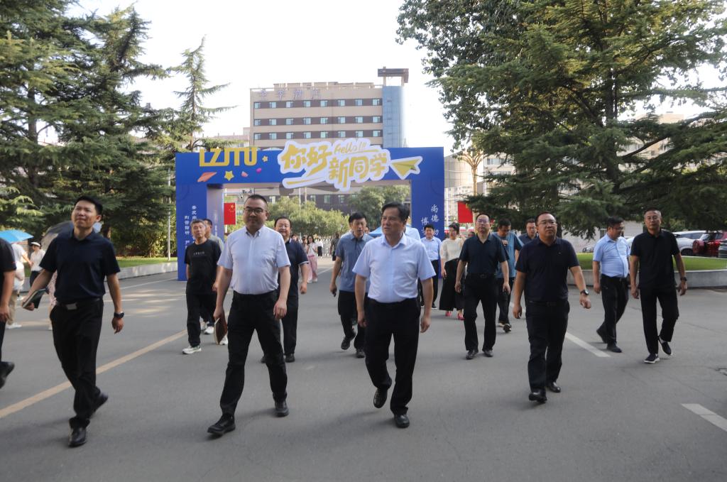 狄生奎一行督导秋季新学期开学迎新准备工作