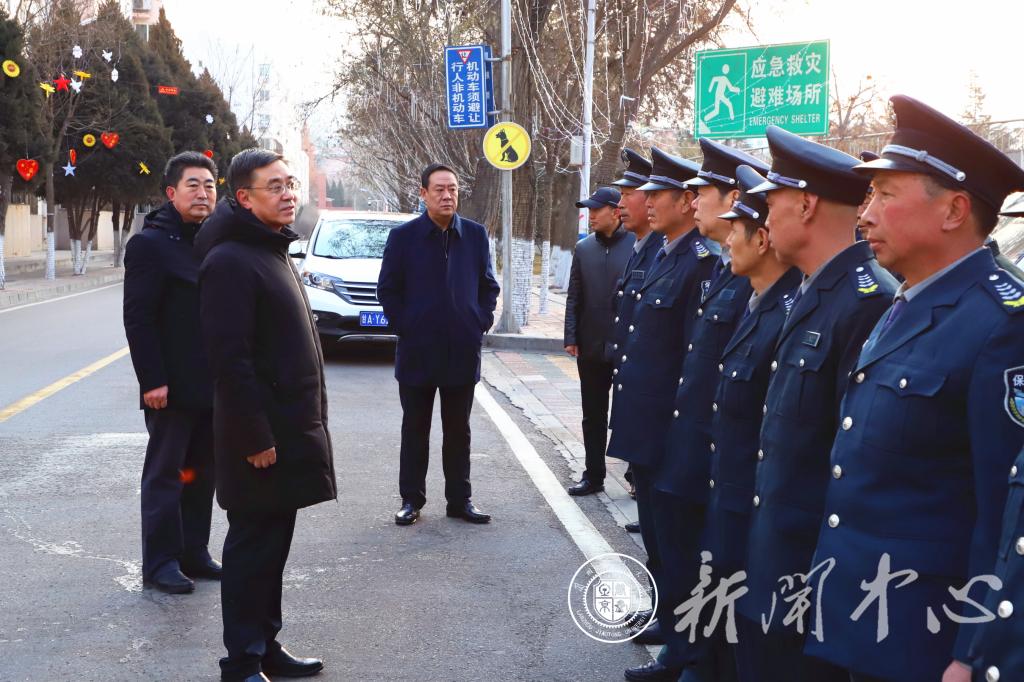 学校领导慰问春节期间一线工作人员