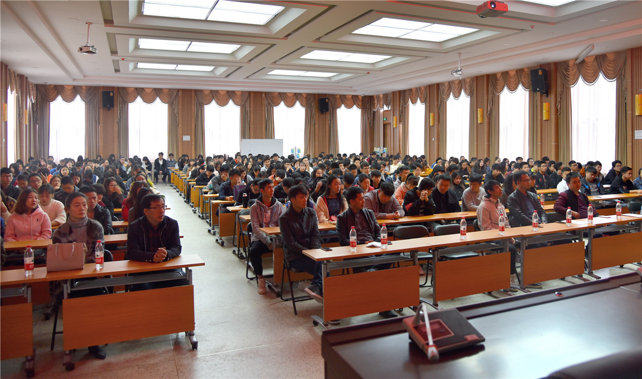 青年作家余言创业讲座暨新书签售会在我校举办