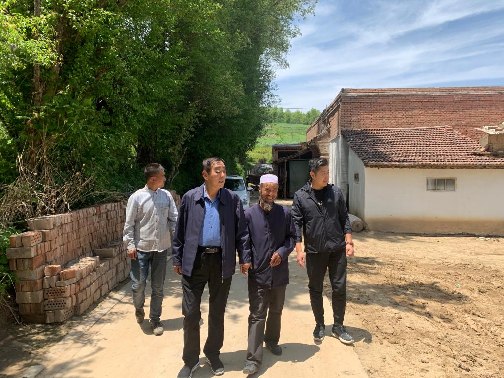 党委副书记买寿清赴拔字沟村开展帮扶工作