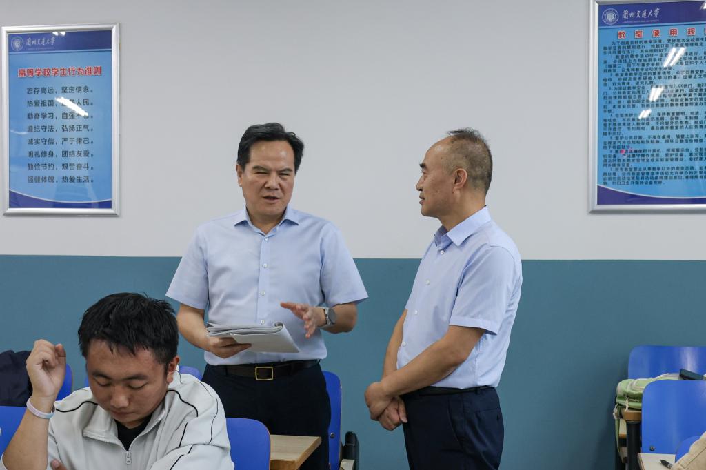 校党委书记狄生奎深入思政课堂听课调研