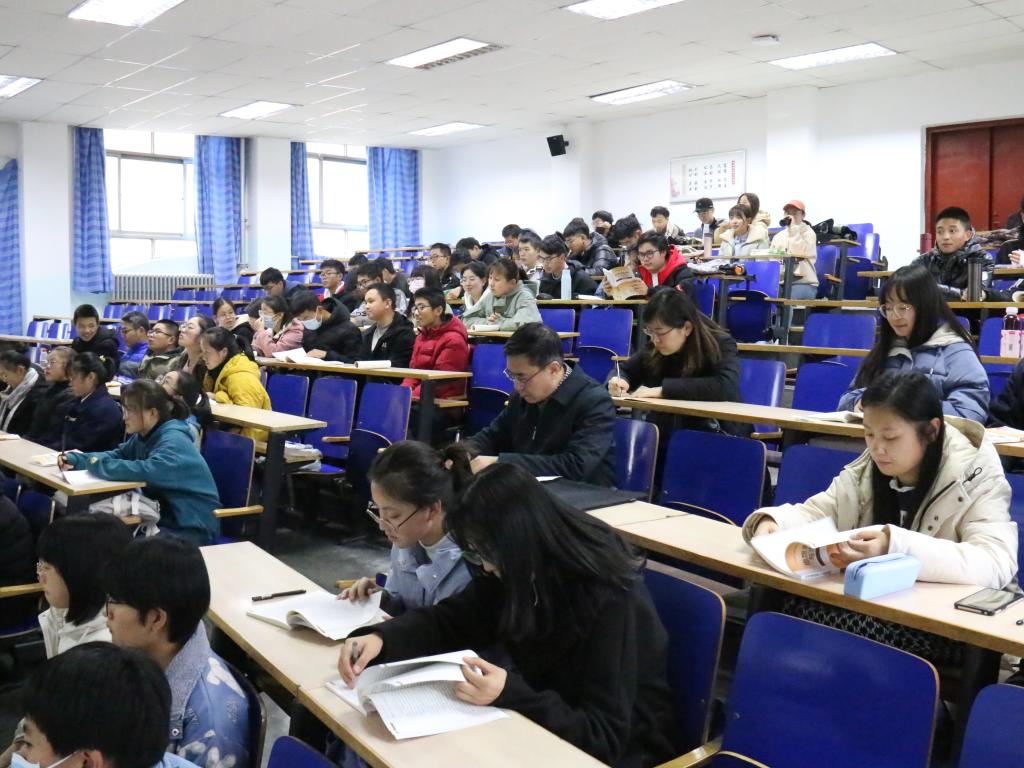 李引珍校长深入思政课堂听课