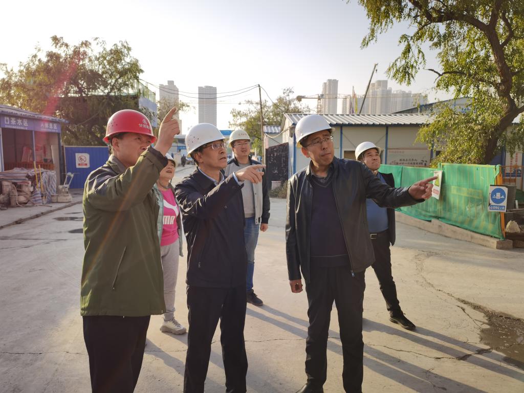 李引珍校长实地检查学校在建工程项目进展情况