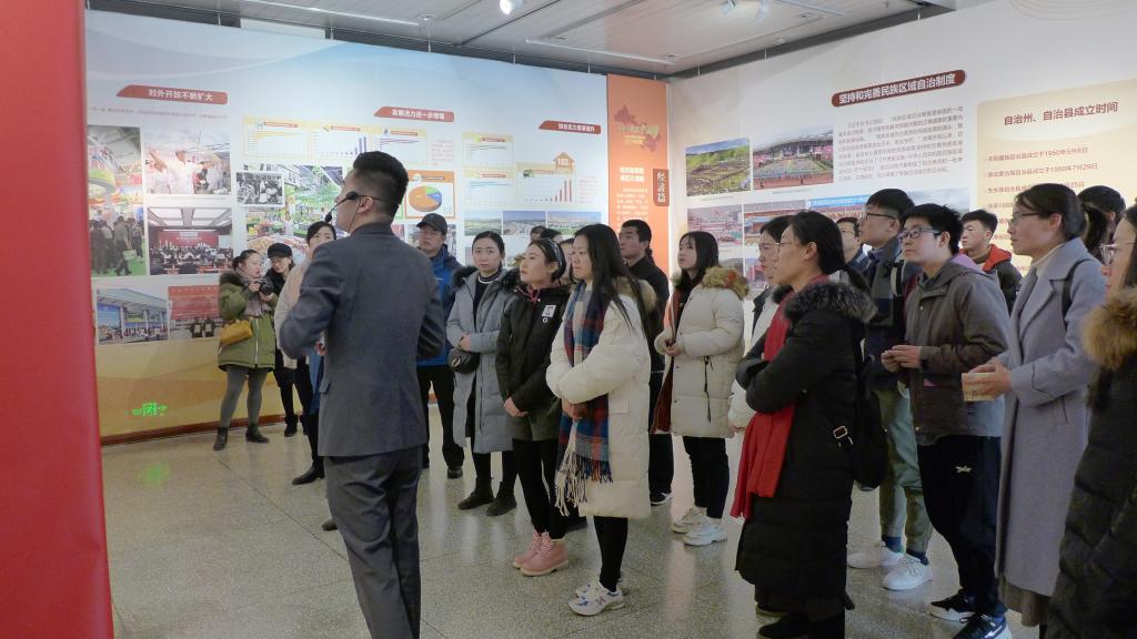 学校组织师生参观甘肃民族地区改革开放40周年成就展