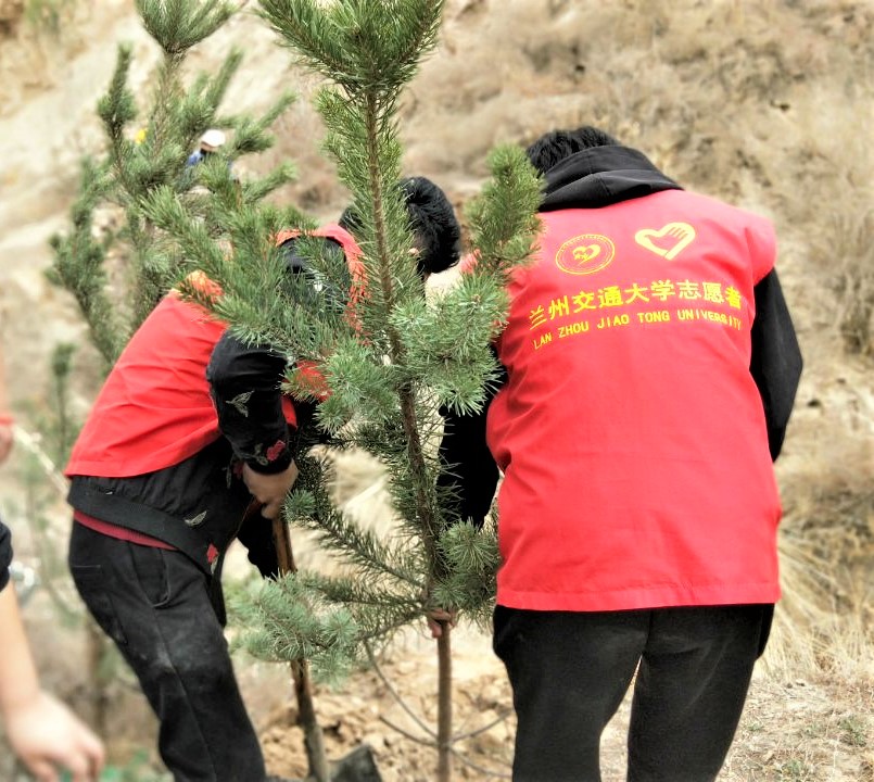 我校组织青年志愿者开展“千人植树”活动