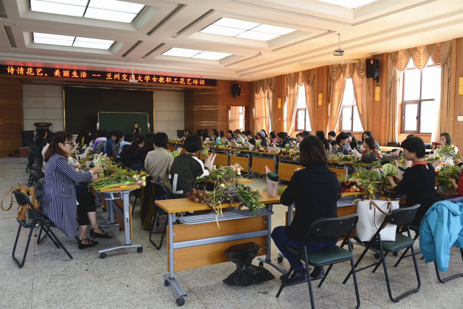 校工会开展女教职工花艺培训活动