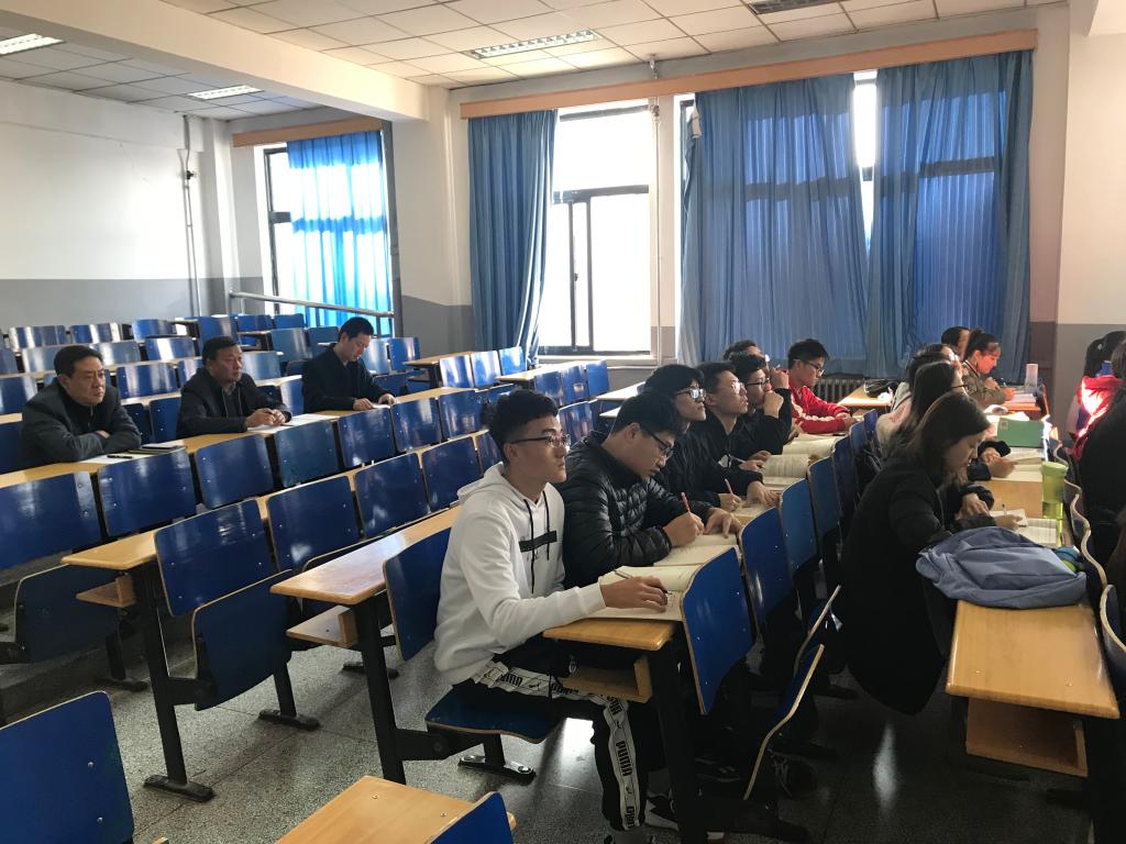 高云庆副校长深入经济管理学院课堂听课