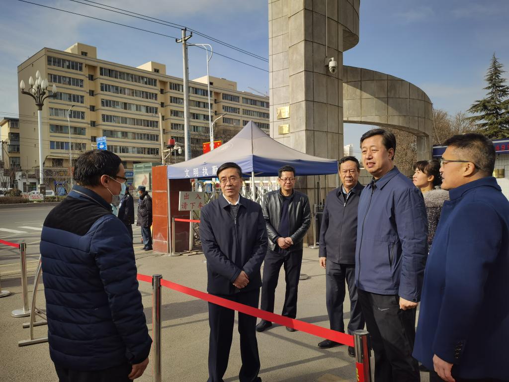 学校领导检查2021年春季学期开学返校工作