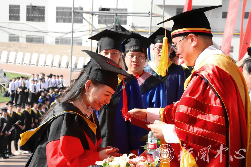 学校隆重举行2020届学生毕业典礼暨学位授予仪式