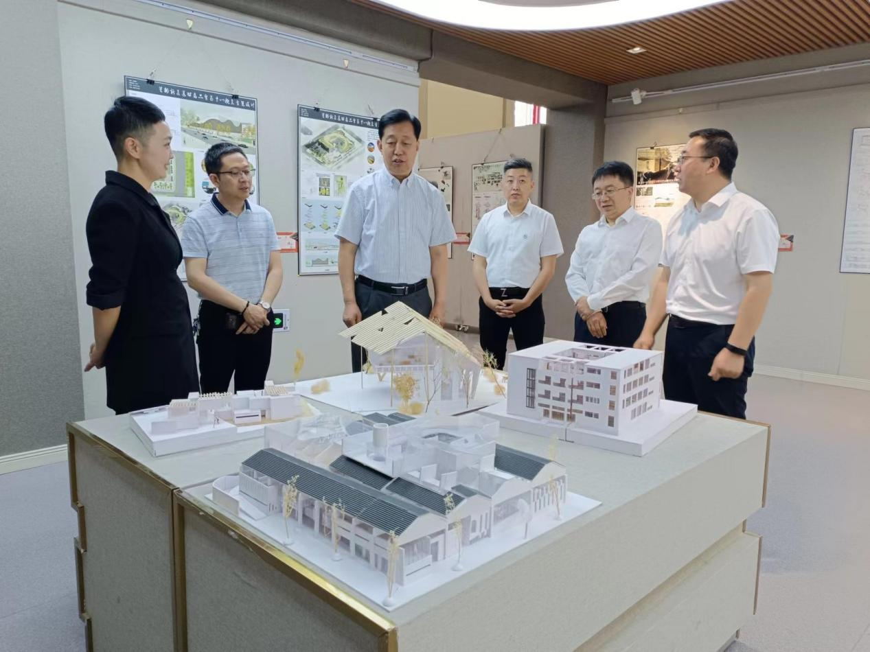 校领导参观指导建筑与城市规划学院2023届本科生毕业设计作品展-兰州交通大学