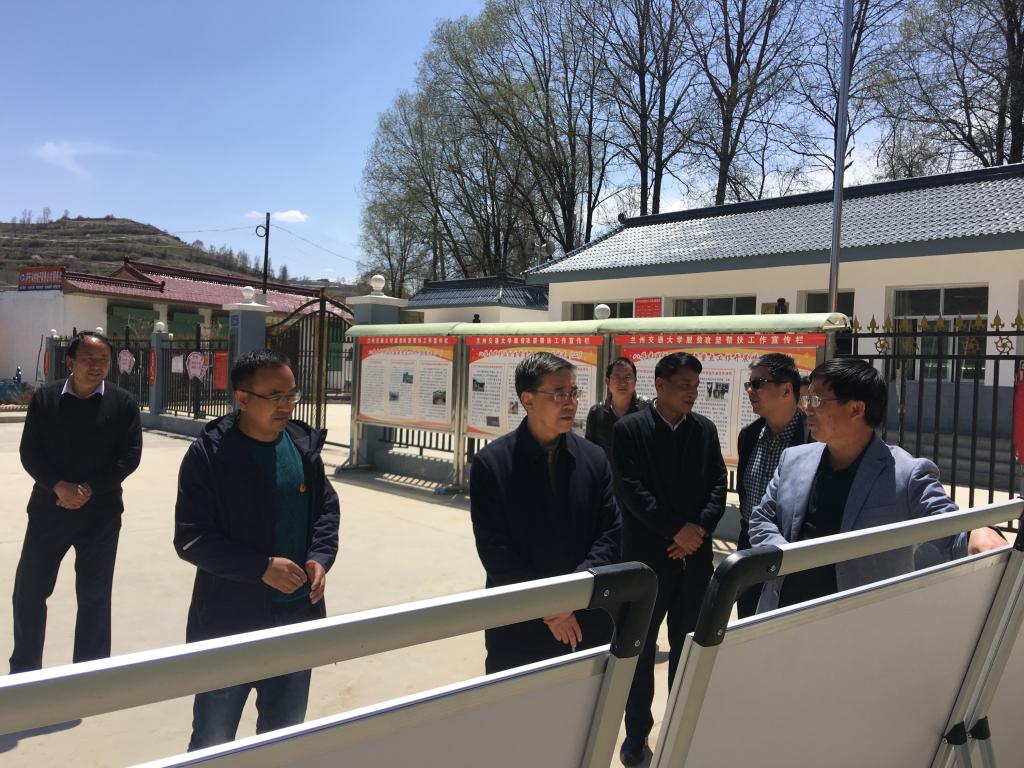 李引珍校长、范爱国书记赴康乐走访贫困户