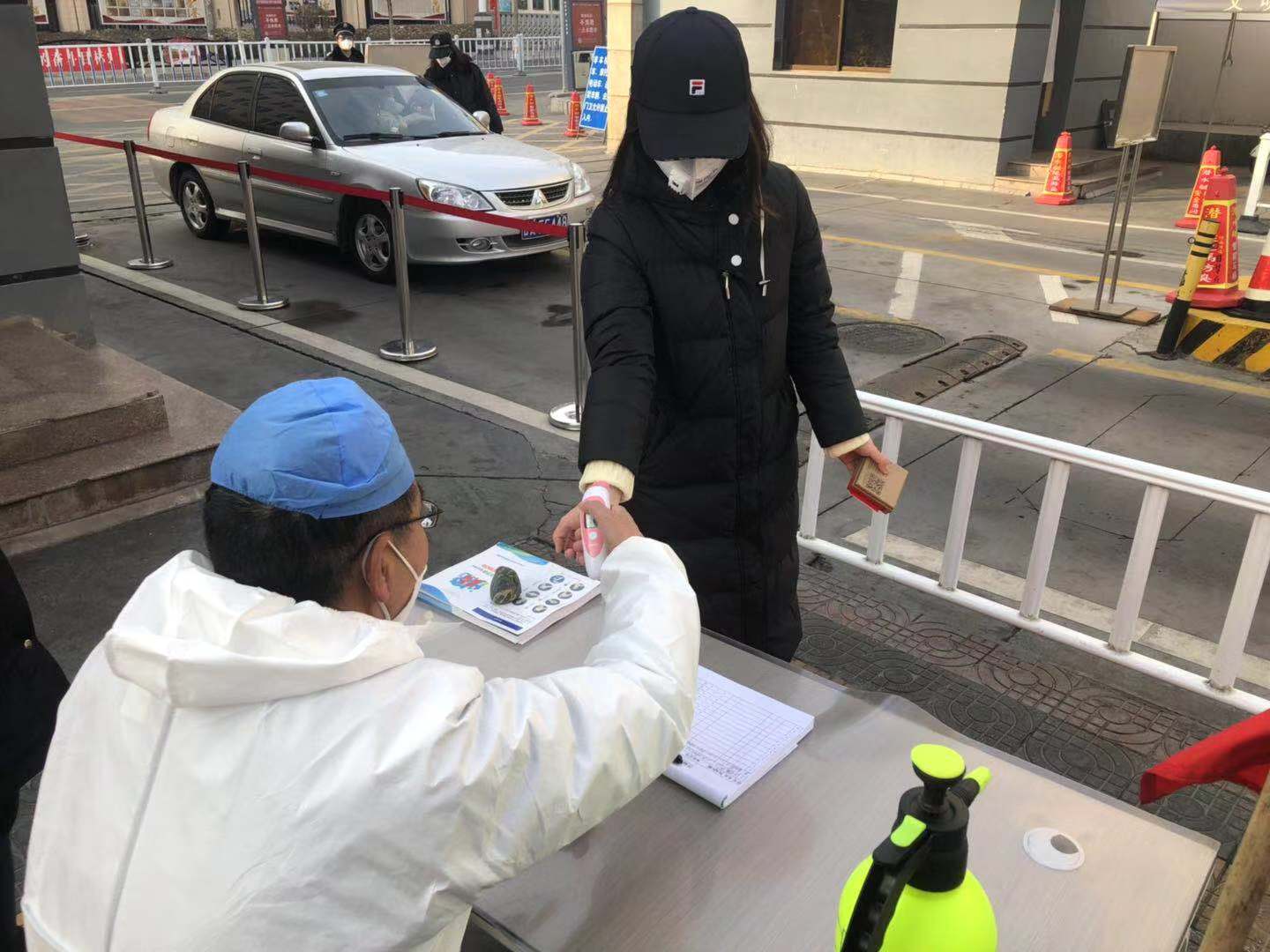 学校积极做好疫情防控安全保卫各项工作