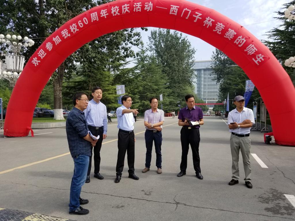 校长李引珍带队拉网式排查校园环境设施并安排修缮工作