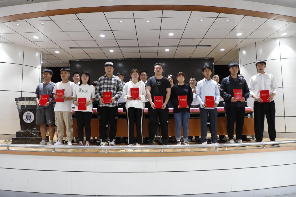 学校举办“环龙、万德斯、水84-美联”奖（助）学金颁奖典礼