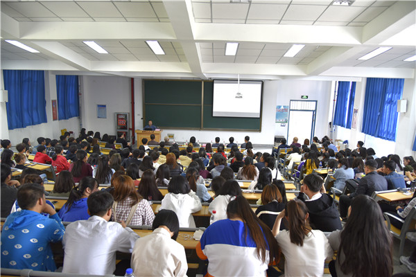 “三人行——水墨艺术”讲堂在我校举行