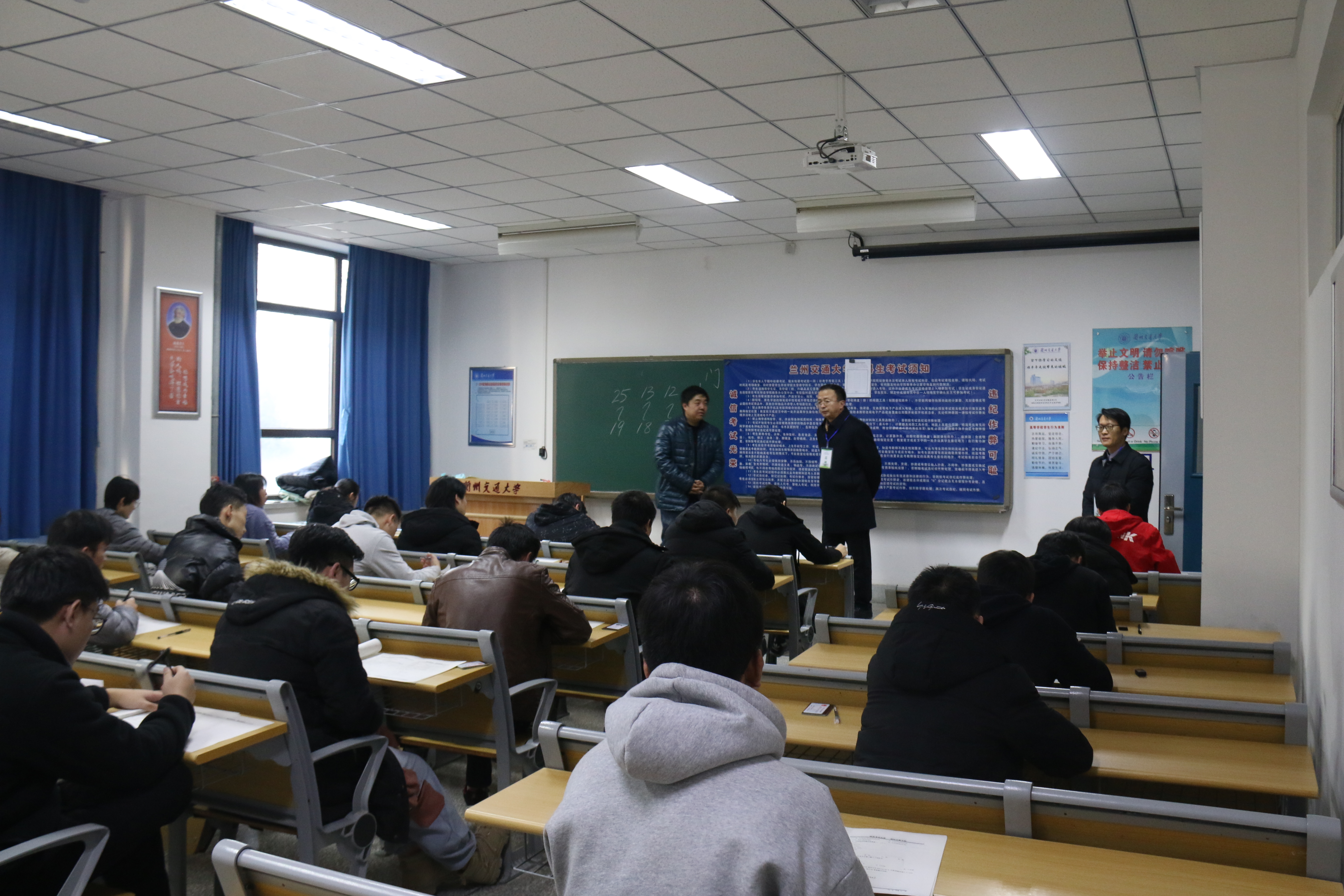 校领导巡视期末结课考试考场