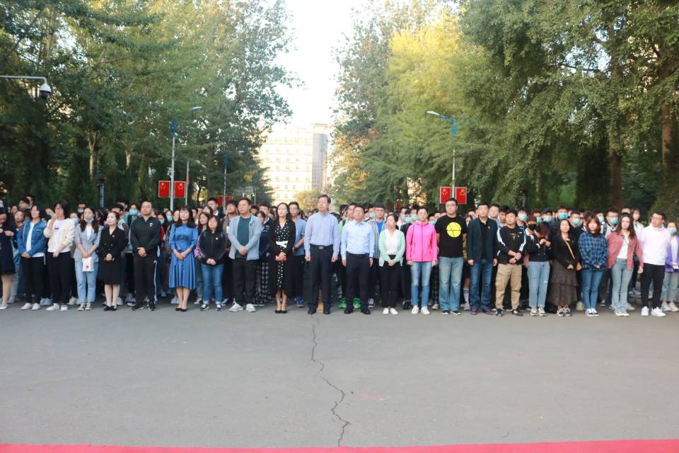 我校举行新学期升旗仪式