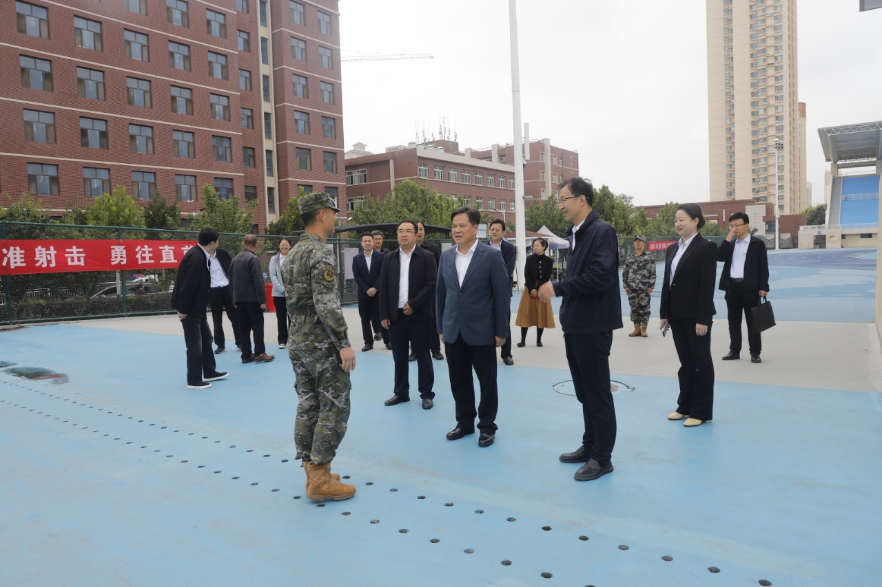 狄生奎一行慰问军训教官与带队教师