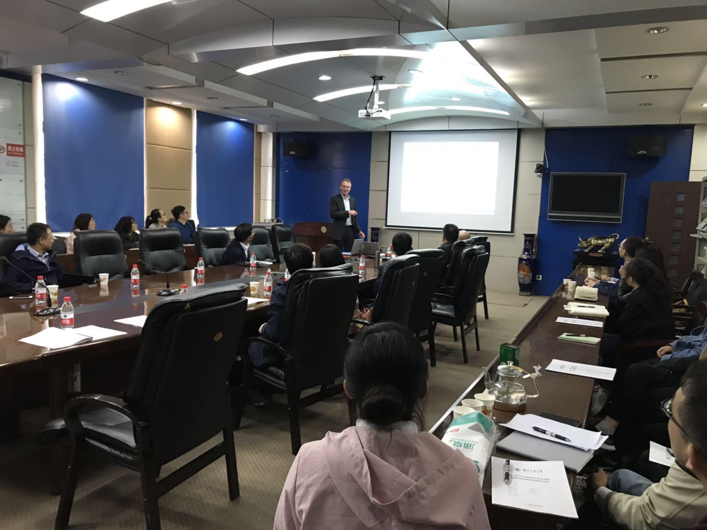 Andries Meijerink教授、王育华教授、曹靖教授三位专家来我校作报告