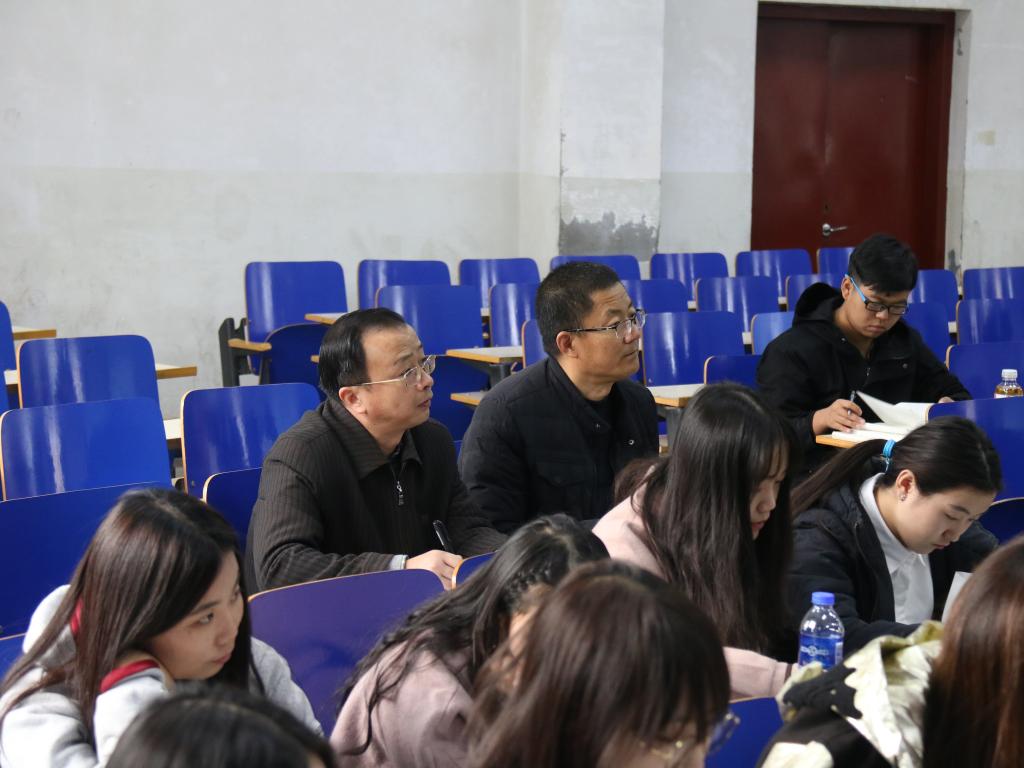 副校长刘振奎深入思政理论课课堂听课