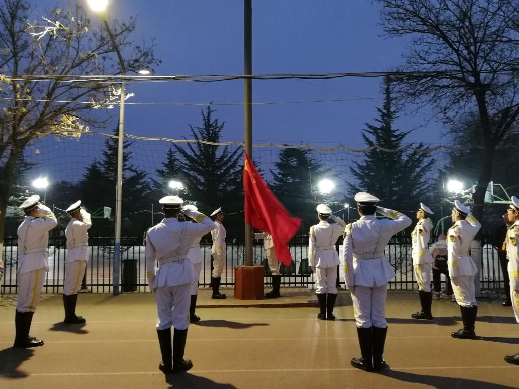 我校举行新学期升旗仪式