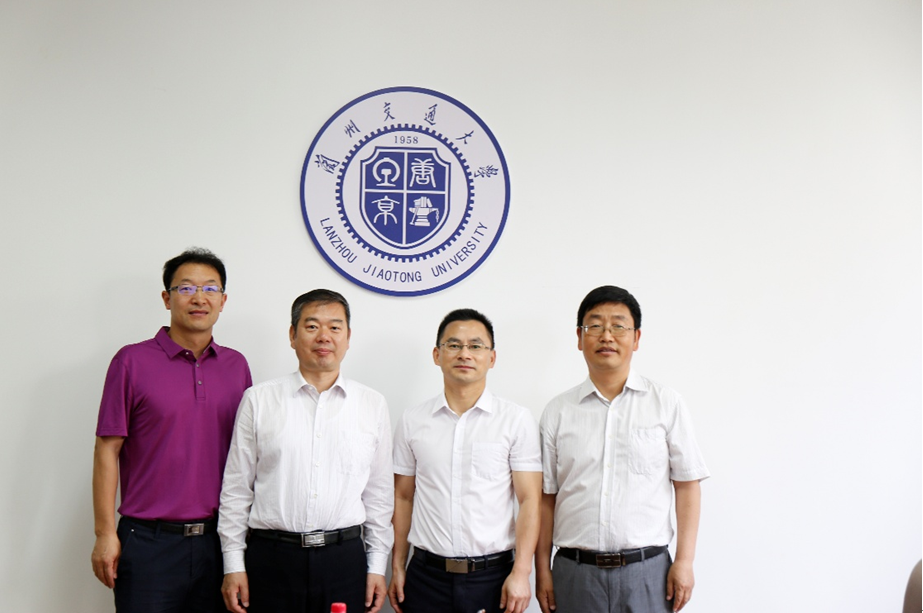 学校与西南交通大学牵引动力国家重点实验室主任王开云签订柔性引进协议