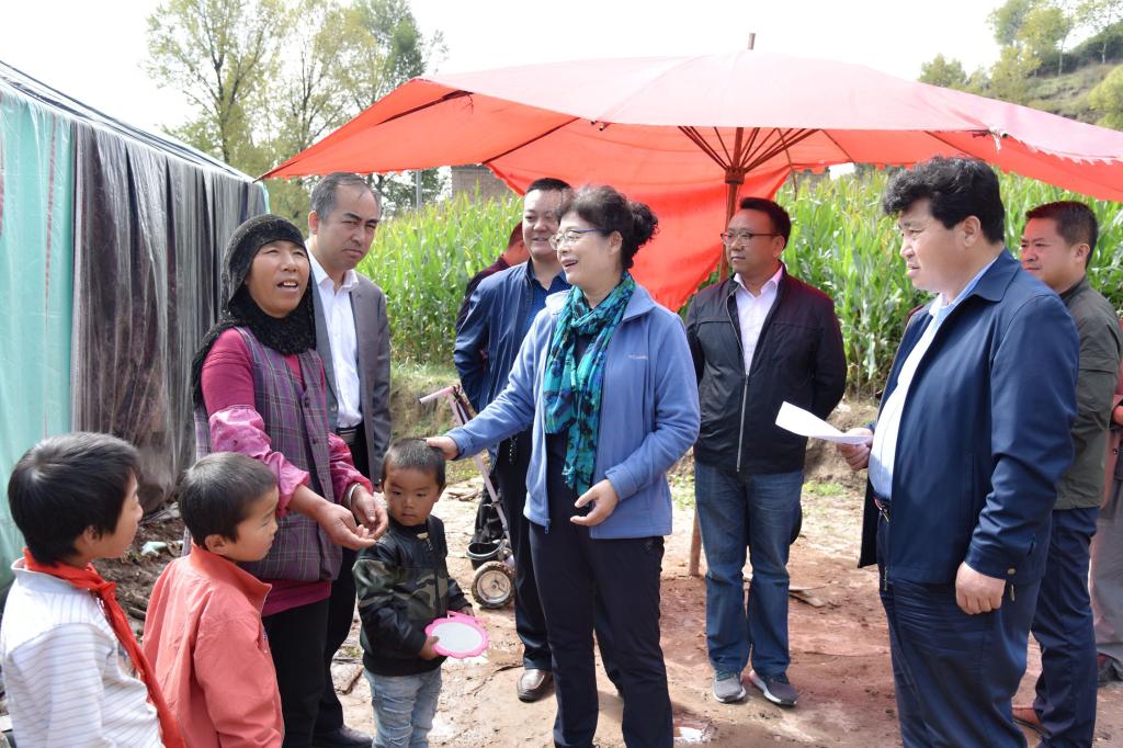 校党委书记王萍在康乐县开展脱贫攻坚帮扶工作