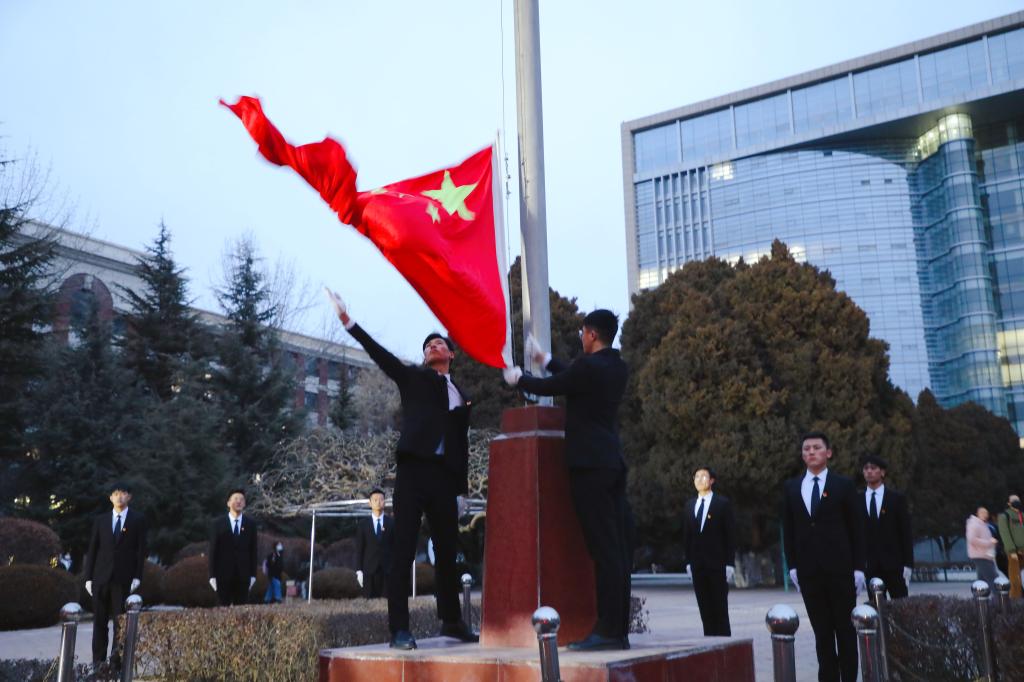 学校举行2022年春季新学期升国旗仪式