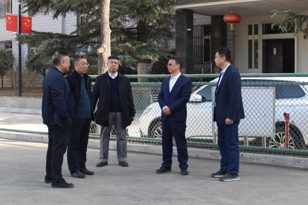 校领导检查新学期校园安全稳定工作