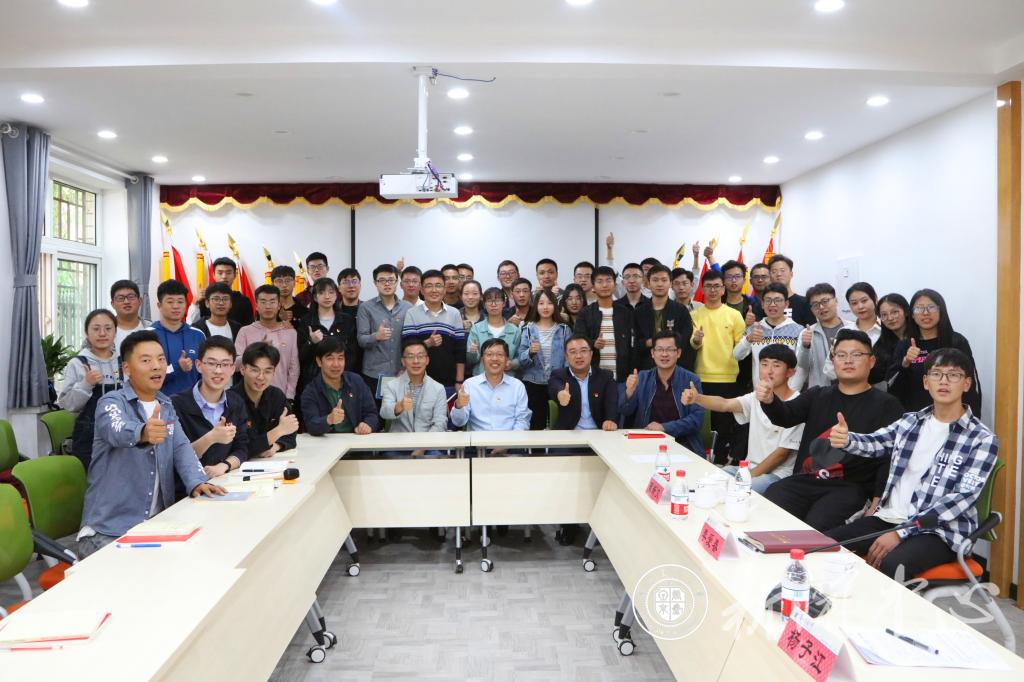 【主题教育】校党委书记杨子江与学生党员共话初心