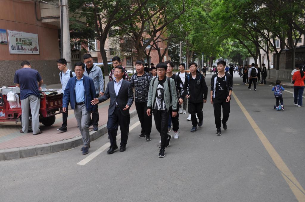 陈兴冲副校长深入联系班级宿舍及食堂