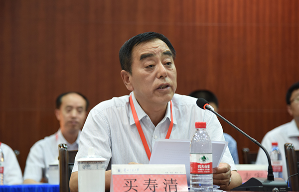 党委副书记,常务副校长李引珍主持闭幕式